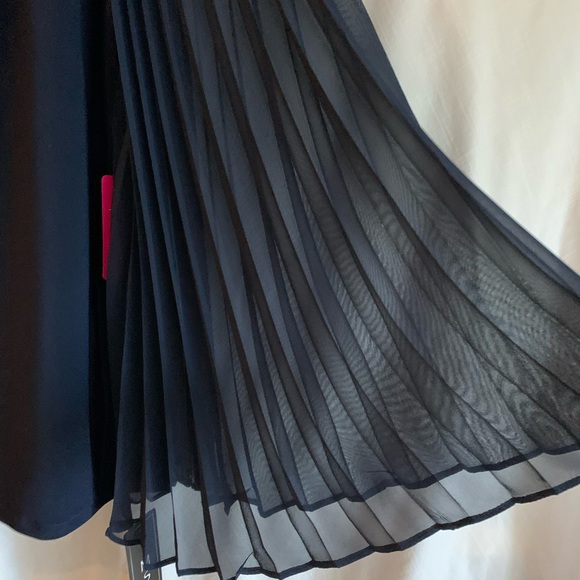 Stunning navy blouse with accordion sleeves sz M - Picture 4 of 4